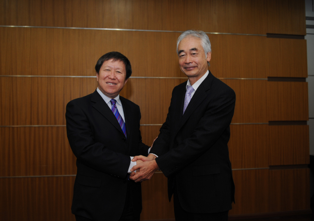 曹健林副部长会见并宴请ITER组织总干事一行